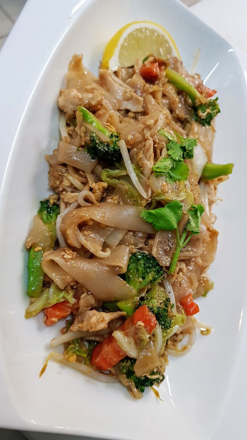 Nr. 19 Gewokte noedels met kip/varkensvlees / scampi’s, ei, groenten op smaak gebracht met zwarte sojasaus 