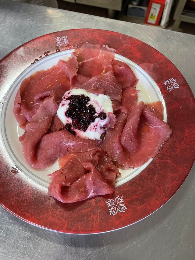 Carpaccio di carne salada con yogurt e frutti di bosco
