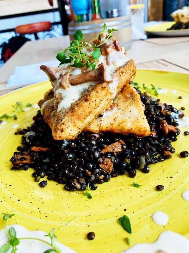 Sandacz smażony, podany na soczewicy