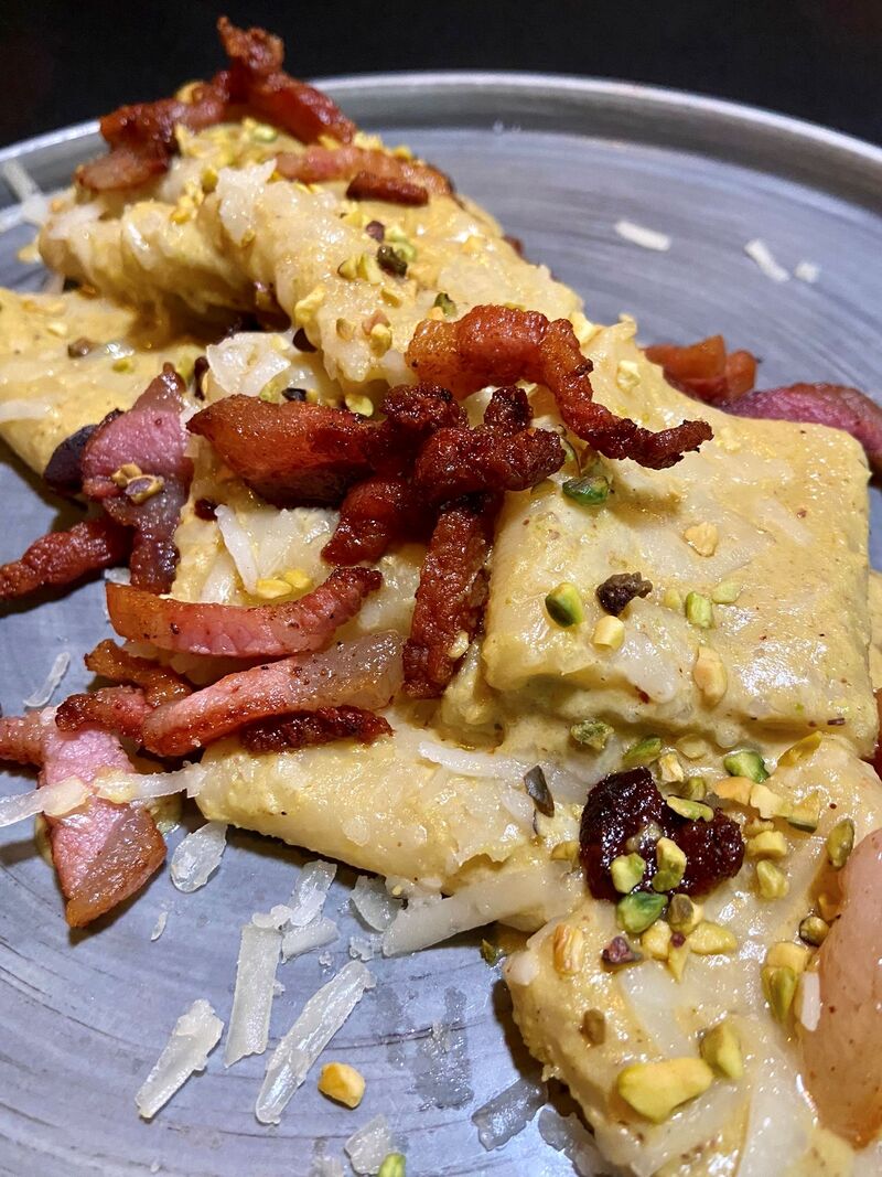 Primi: Paccheri al Pesto di Pistacchio, guanciale e fiore sardo 