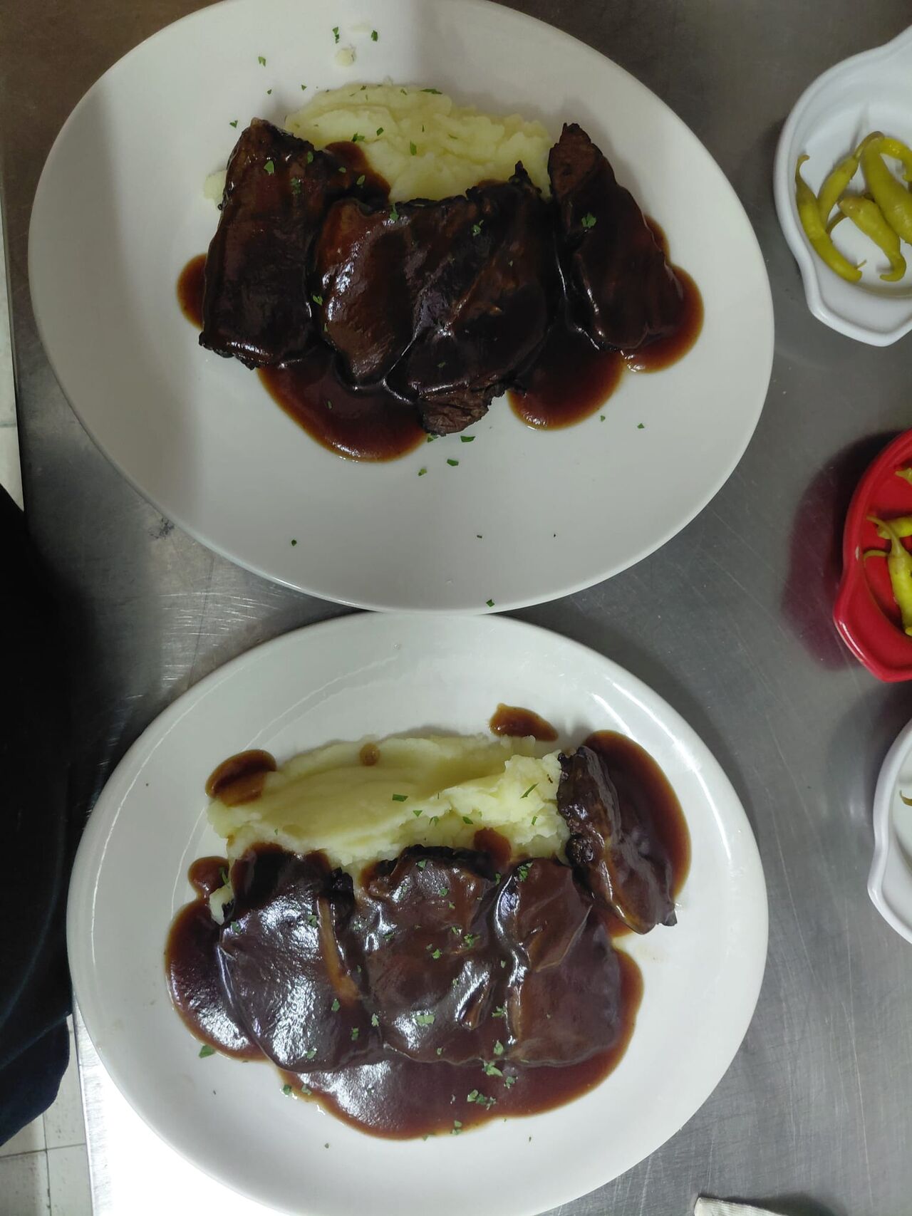 CARRILLERAS DE TERNERA AL VINO TINTO CON PARMENTIER DE PATATA