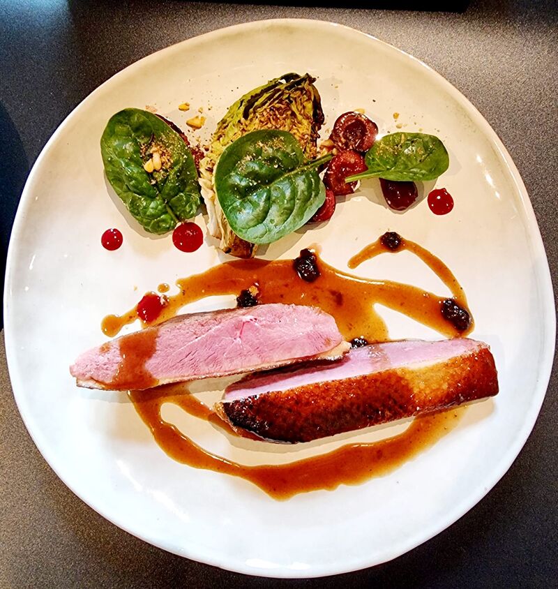 LA CANETTE , filet rôti, sucrine grillée, ail noir et cerise