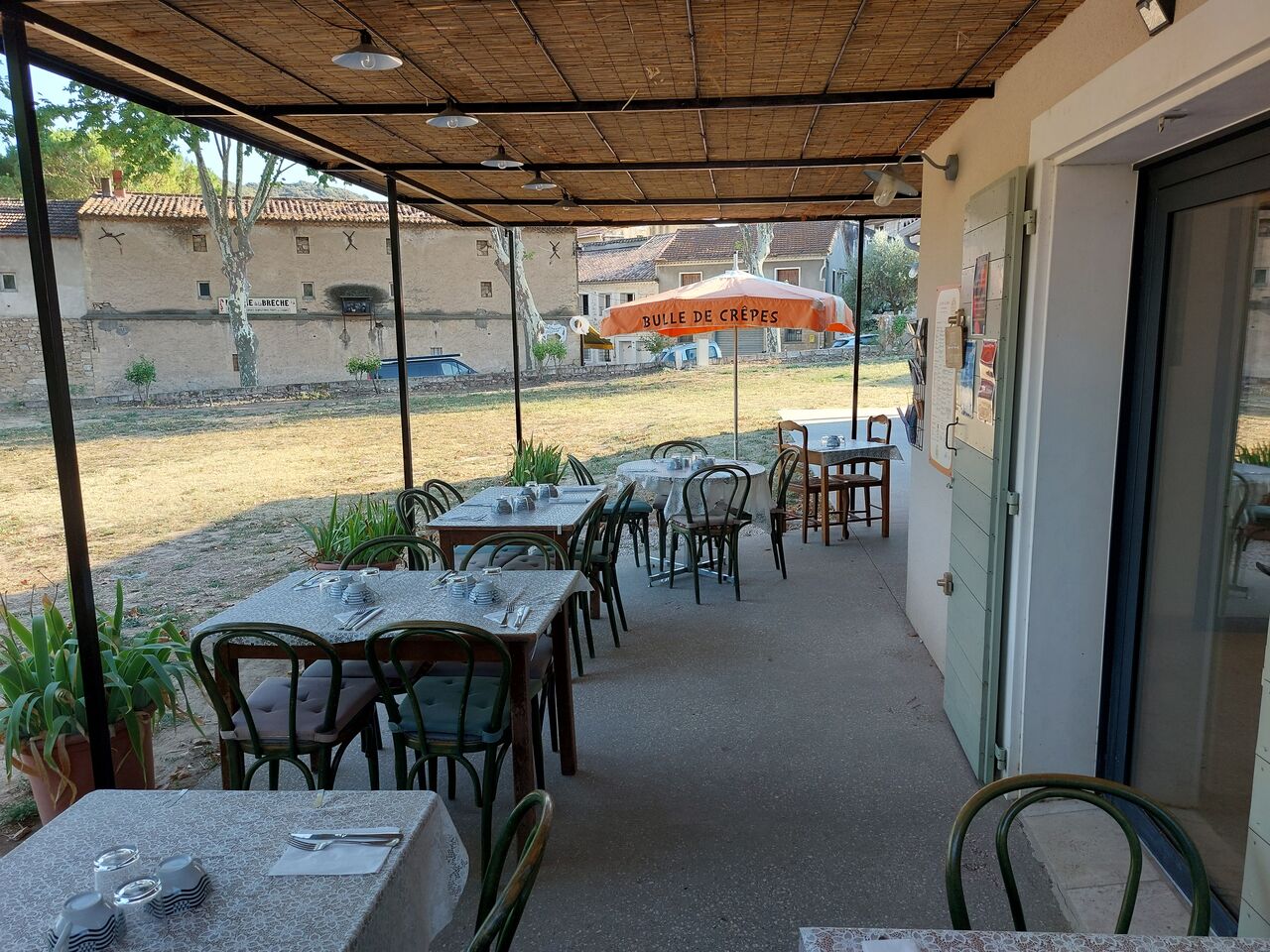 Bien à l'abri sous la pergola...🤗.