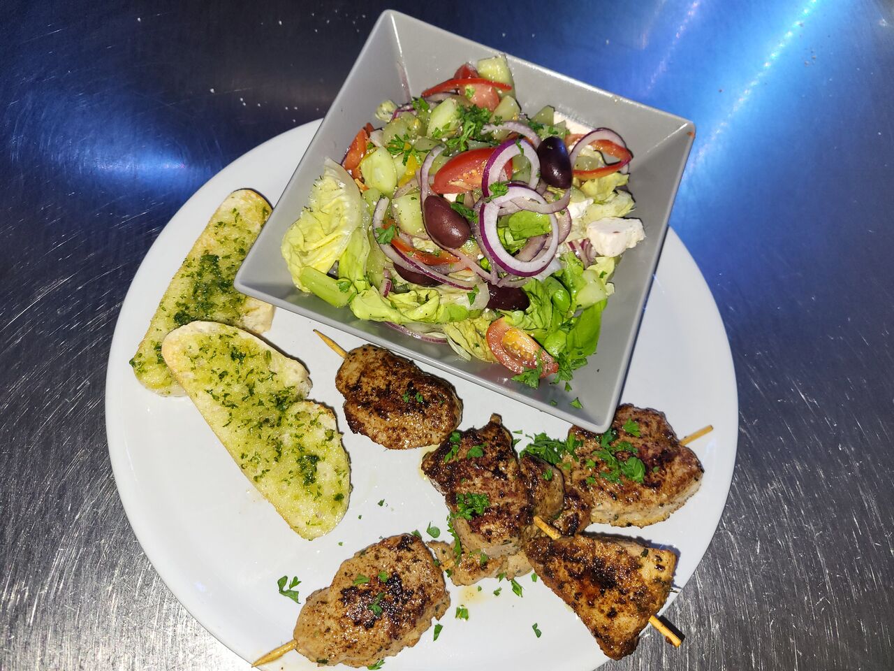 Schweinefilet Spieß, Salat mit Hirtenkäse dazu Brot mit Knoblauch 