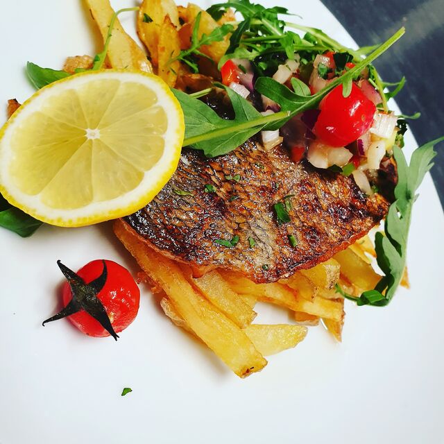 filet de dorade accompagné de frite maison