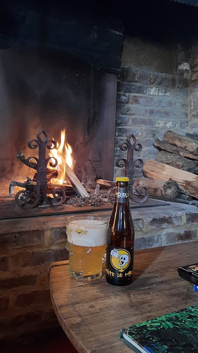 Ambiance au coin du feu pour déguster une biére artisanale