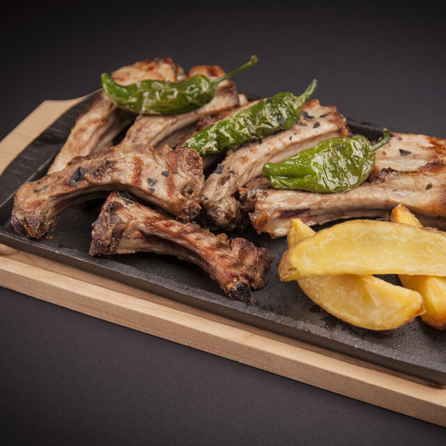 Costillas de cerdo a la parrilla.