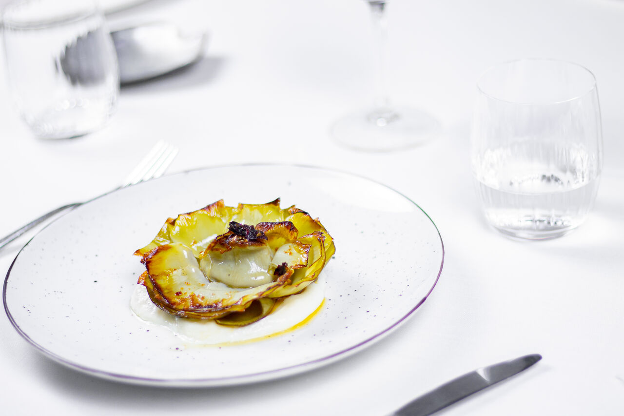 Flor de alcachofa con crema de parmesano