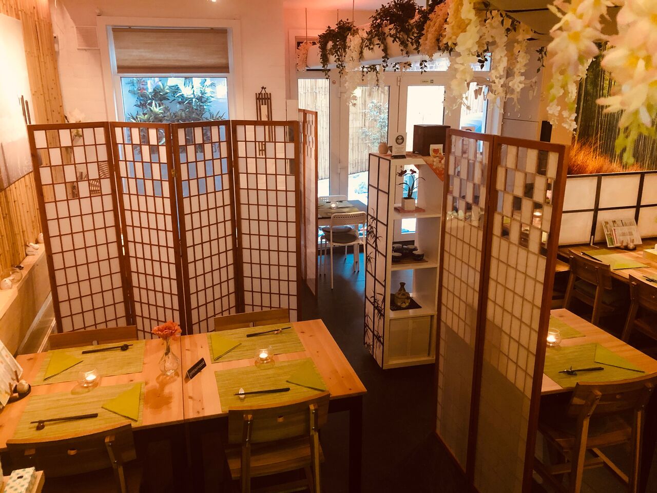Yamato keeps it safe with ample space and high Japanese Paravent screens finished with plexi.