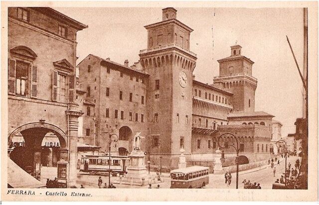 Foto d'inizio secolo: Corso Martiri della Libertà e Castello Estense 