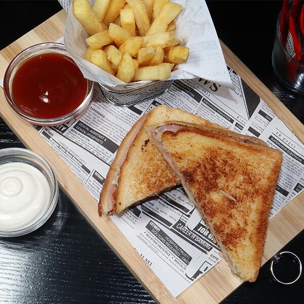 #SWMixto
Nuestro Sandwich Mixto de tres pisos con doble jamón y queso.