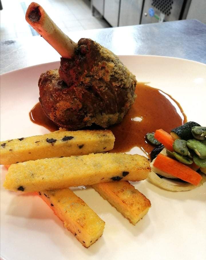 Souris d'Agneau confite avec ses frites de Polenta aux Olives Noires