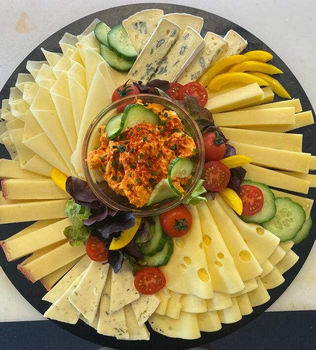 Gerne bereiten wir Ihnen für Ihr Event diverse Wust- und Käseplatten zu