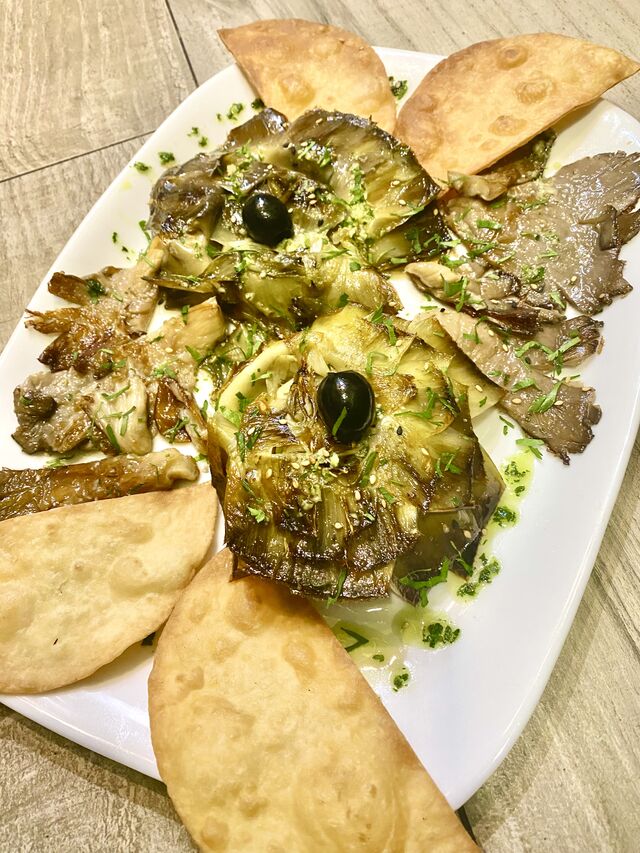 Alcachofas en flor plancha al ajillo con setas. 