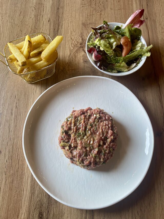 Tartare de boeuf 250 g au couteau, frites, salade et préparé en salle