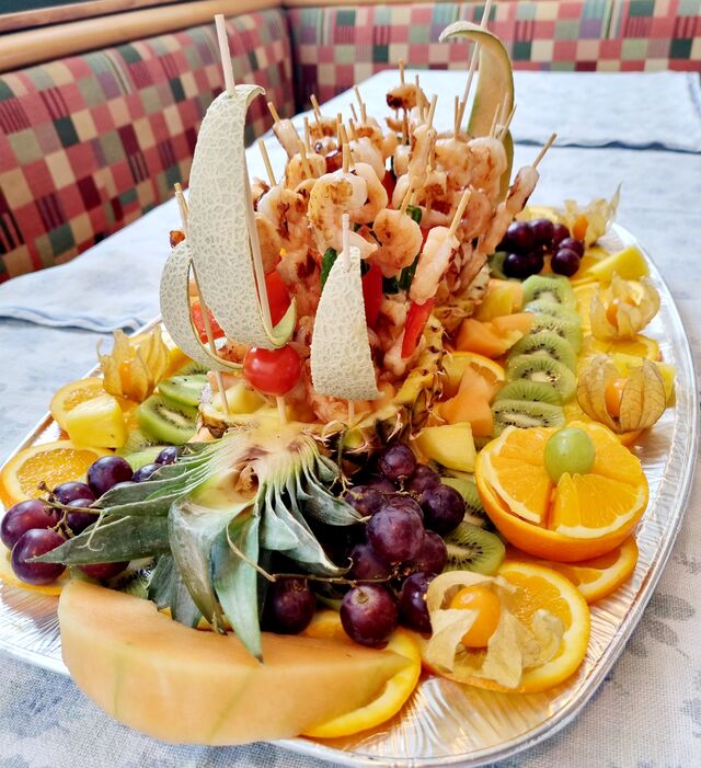 Ananasboot mit gegrillten Garnelenspieße