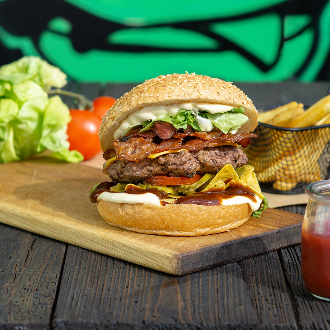 TEXAS to soczyste mięso, świeże warzywa, a do tego potrójny bekon, nachosy i sos BBQ! Idealny burger dla każdego KOWBOJA! 