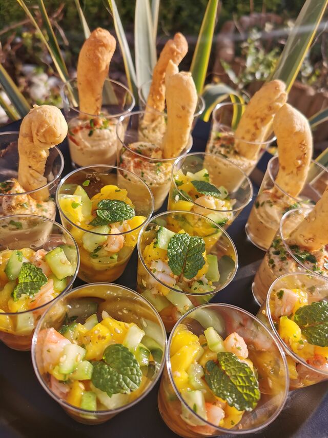 Minis verrines crevettes-mangue et concombre pour une explosion en bouche. 
