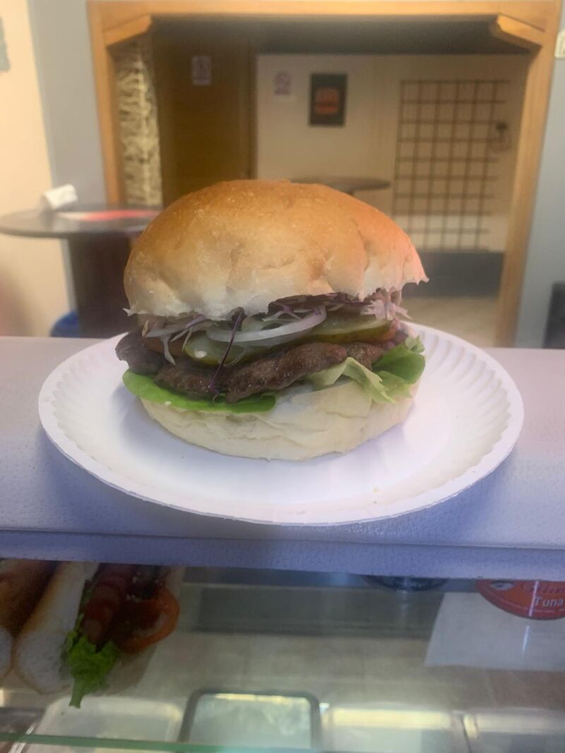 HAMBURGER
pecivo, juneča pljeskavica, povrce razno, umaci