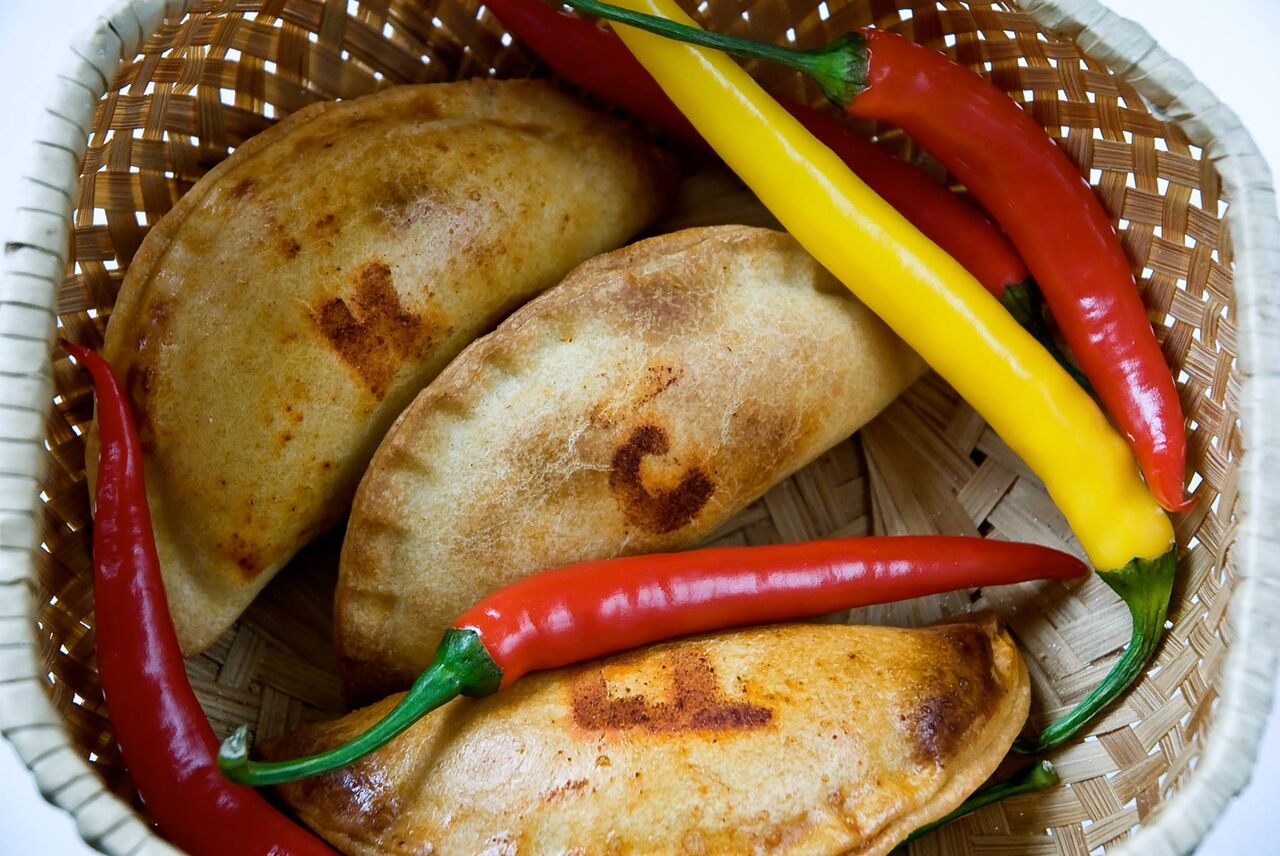 Hiszpańskie empanady - pierogi z pieca po brzegi wypełnione smakowitymi farszami.