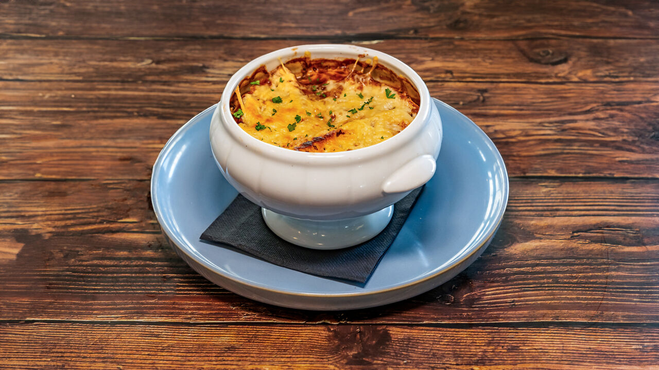 La traditionnelle soupe à l'oignon gratinée 
