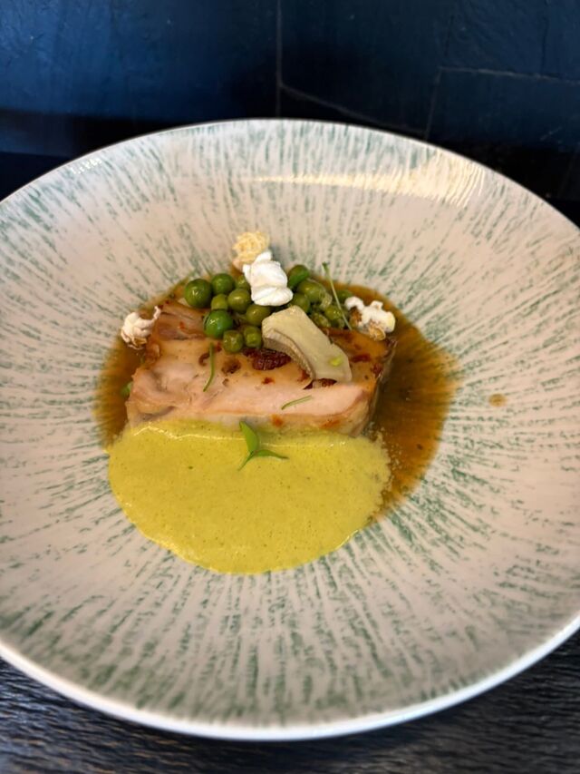 Volaille de Haute-Vigneulles, petits pois, artichauts à la sauge, espuma maïs ails des ours et jus de volaille à la sauge