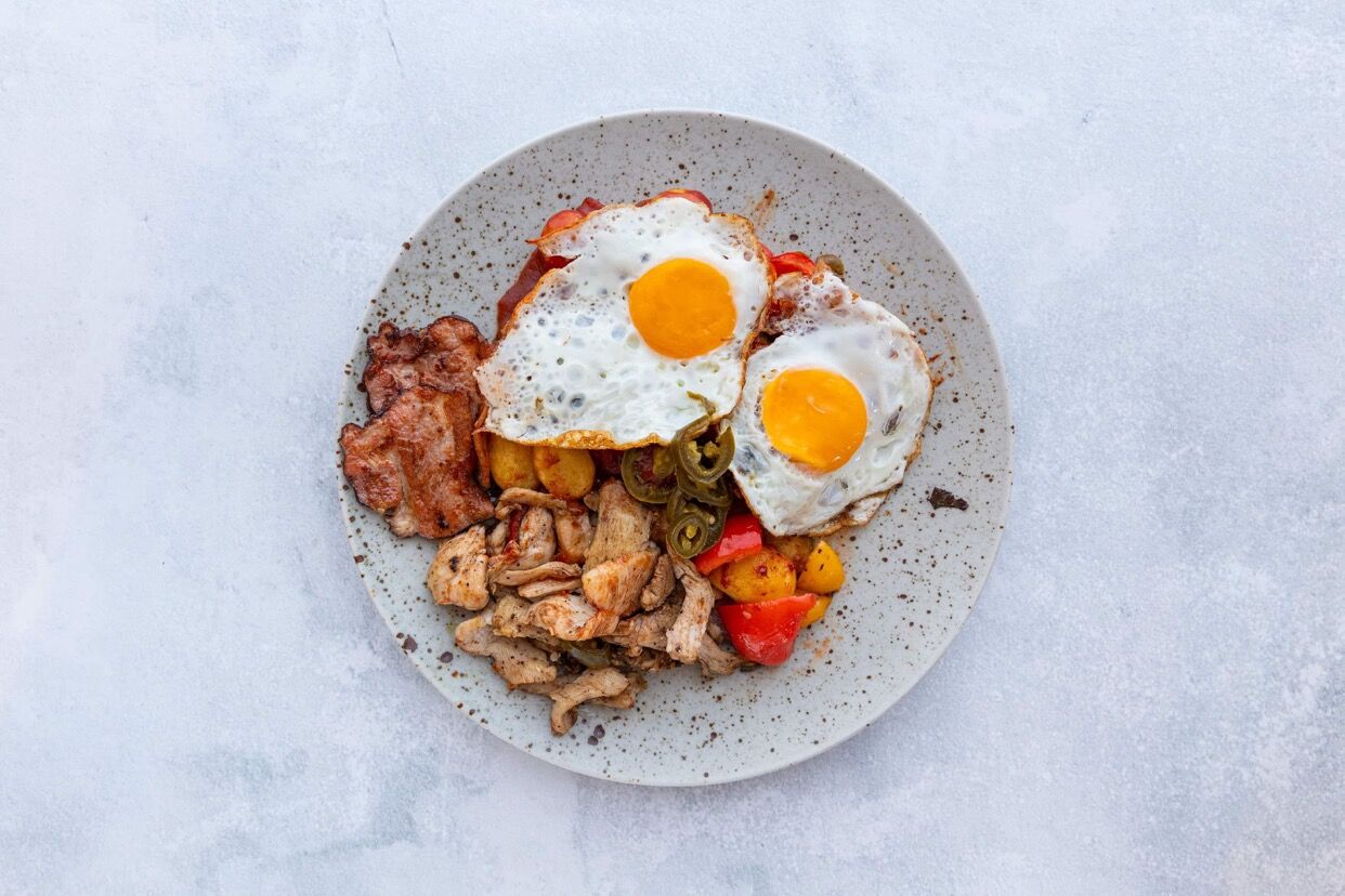 DESPERÁDŮV TALÍŘ
Restovane kuřecí maso s chilli fazolemi,bramborami,pečenou slaninou,zeleninou a volskym okem