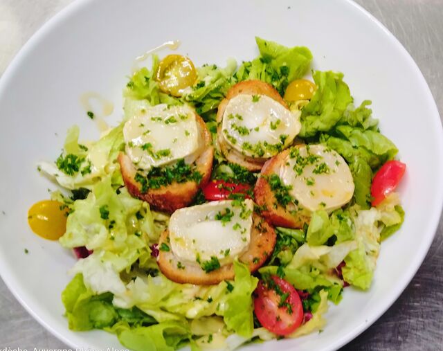 Grande salade de toasts de chèvre chaud et miel