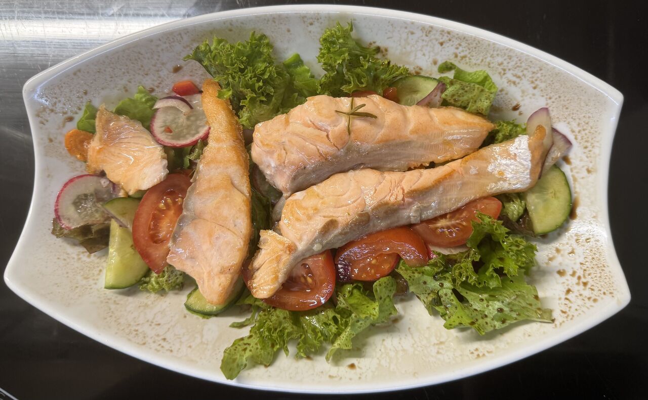 Salt mit gegrillter Lachs 