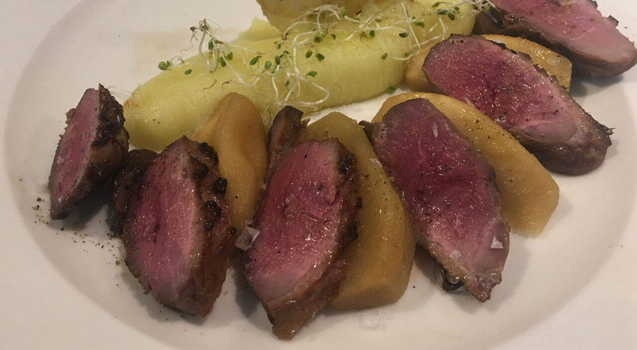 Magret de pato asado con manzanas 