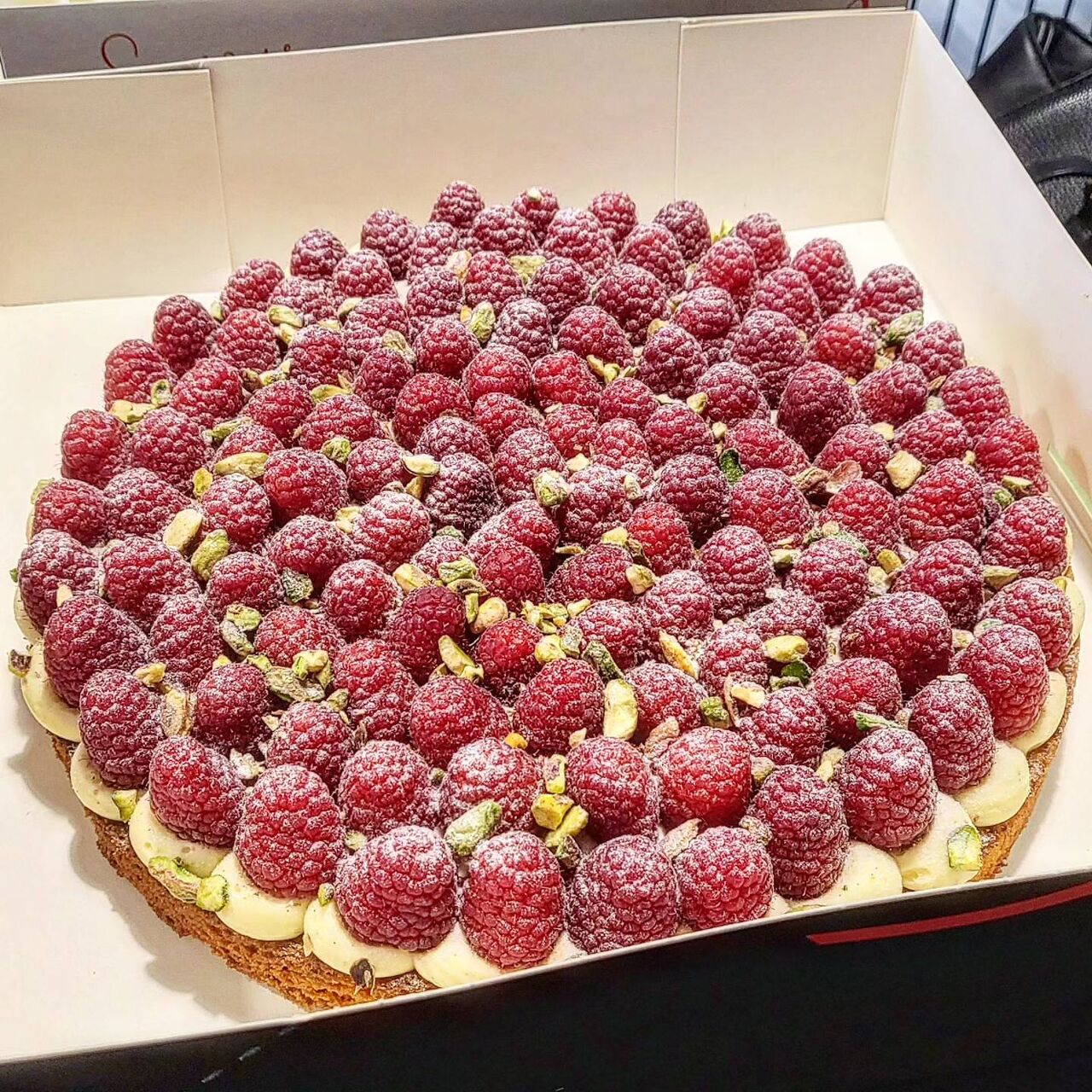 Tarte aux framboises (sablé breton, crème diplomate vanille et éclats de pistache)