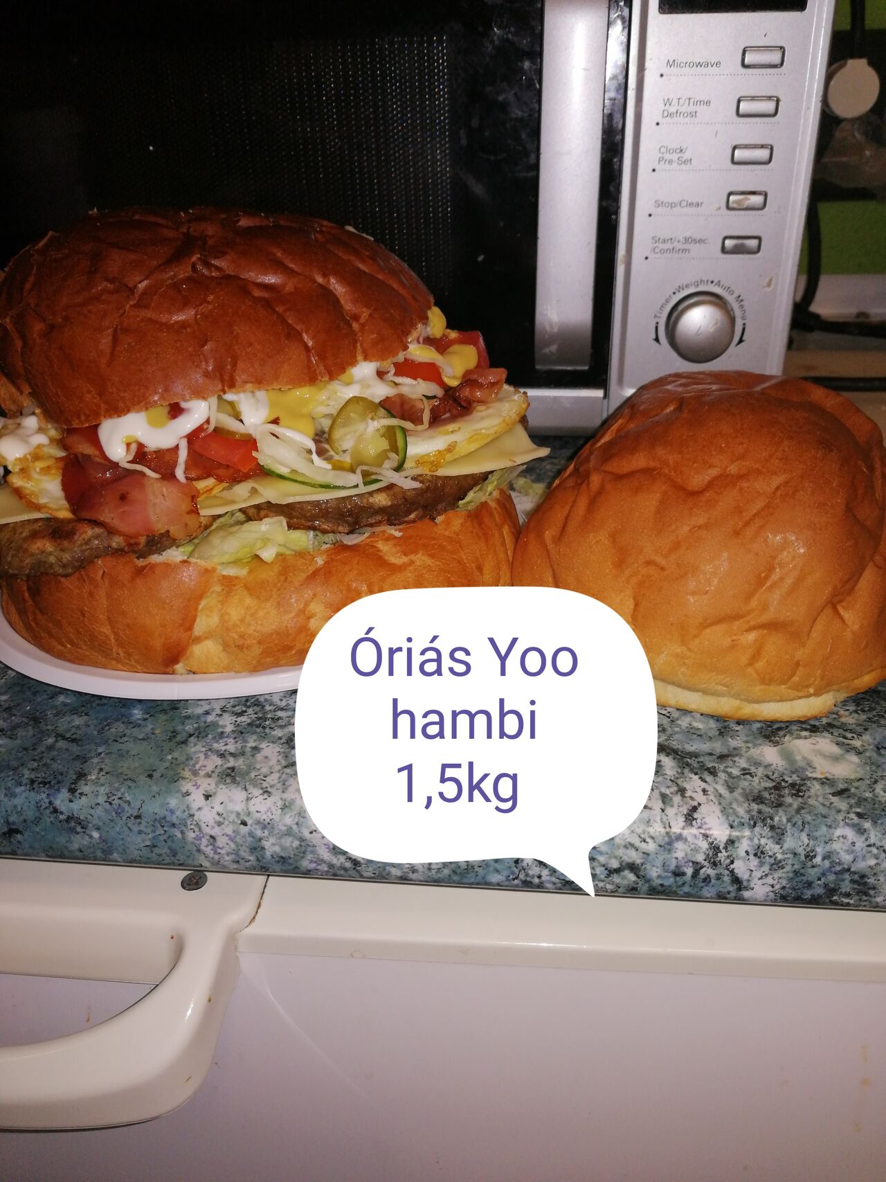 Óriás YooHambi!1,5kg. 3db hús pogácsa, 3dbtükörtojás,3db sajt, jégsali,lilahagyma, uborka,paradicsom,vitaminsali, szószok,5150ft