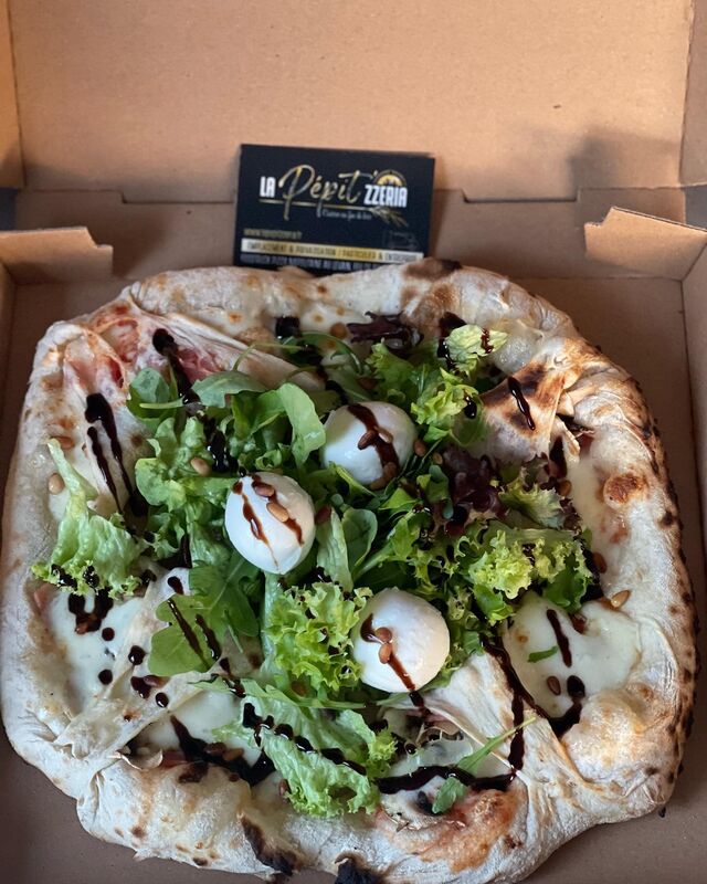 La couronne : pizza base régina ou saumon, ouverte au centre, salade fraîche et billes de buffala moelleuses