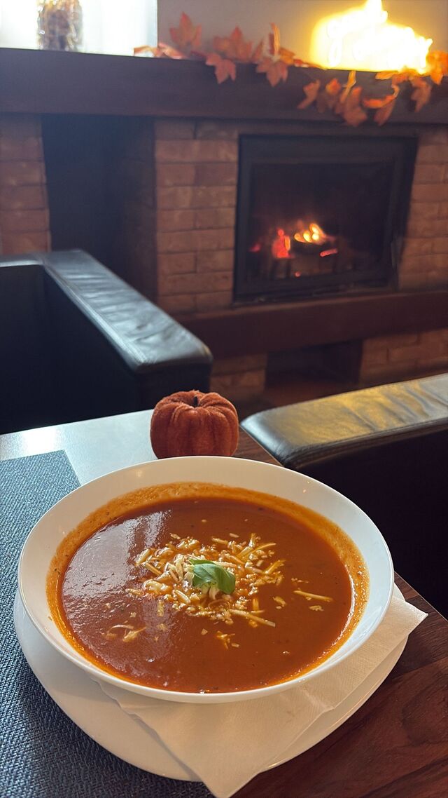 Paradajková polievka so syrom a bazalkou