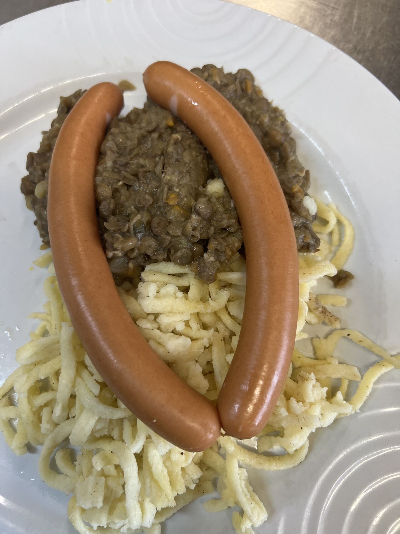 Linsen mit Spätzle und Seitenwürstchen