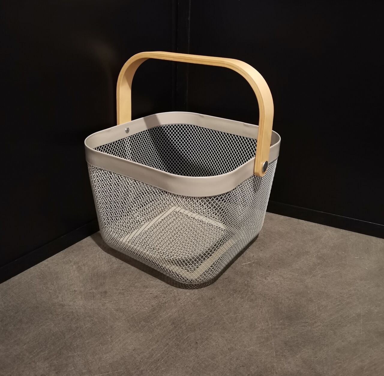 panier de couleur gris 25x26x18cm=12.90€ 