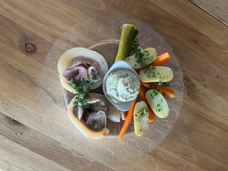 Tête de veau et ses légumes