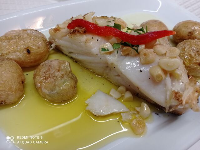 Lombo de bacalhau assado com batata a murro.