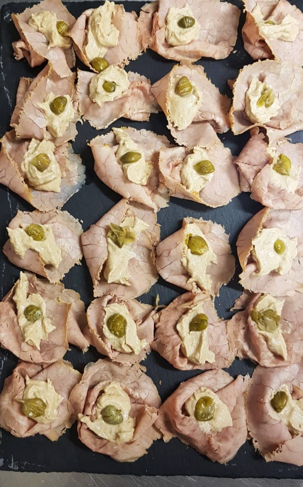 Vitello tonnato cotto a bassa temperatura con la salsina della tradizione 