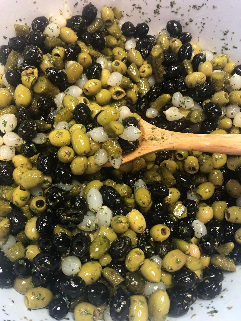 mengel mix van olijven
( zwarte, groene olijven, ajuintjes en augurk)