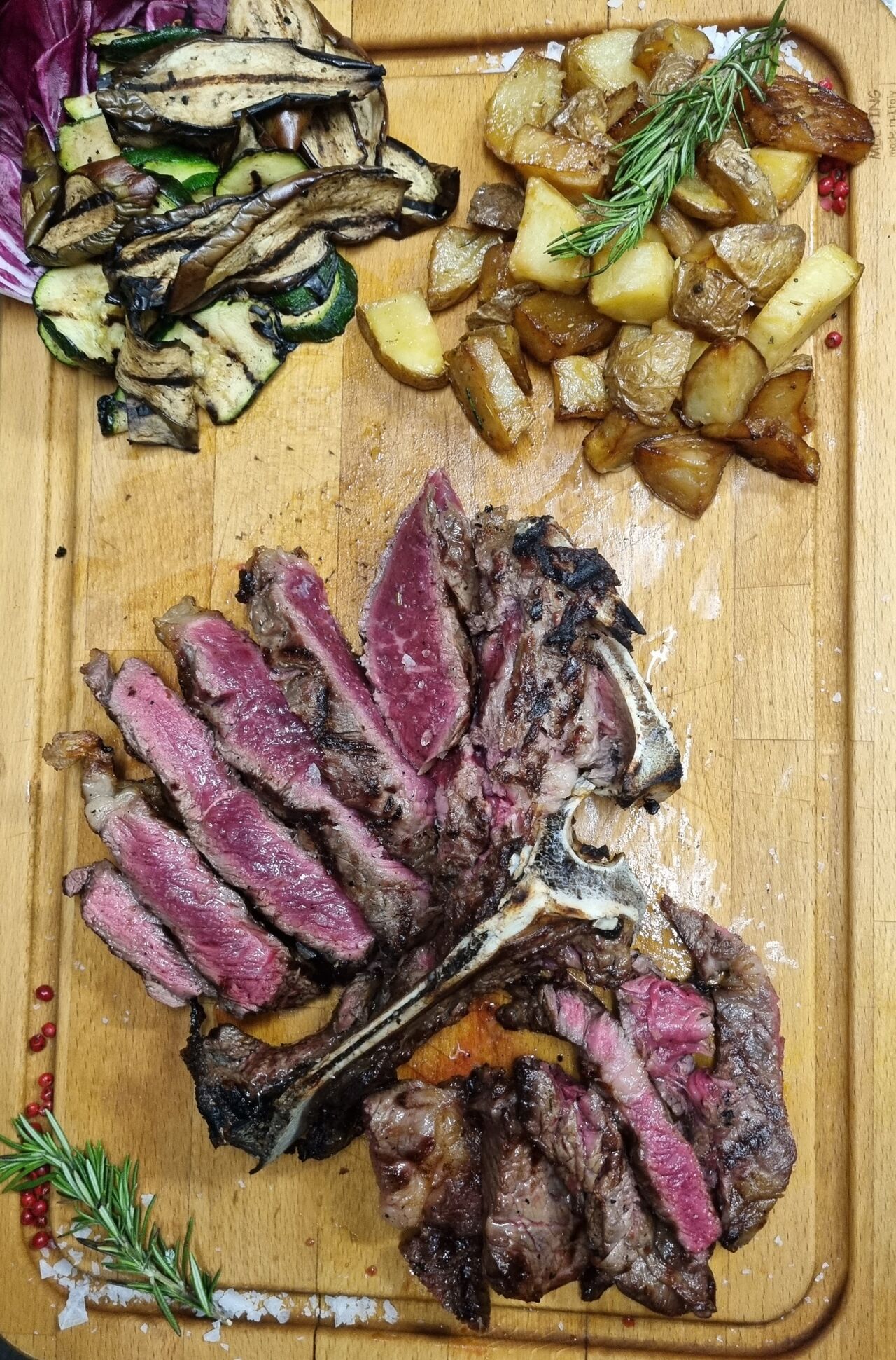 Bistecca Fiorentina con patate al forno e verdure grigliate