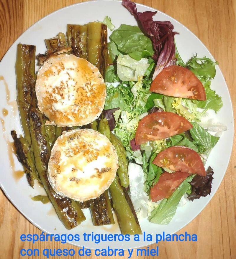 ESPARRAGOS TRIGUEROS CON QUESO DE CABRA Y MIEL 