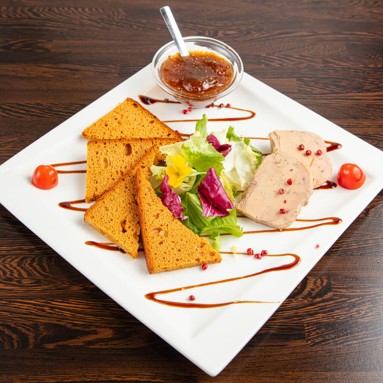 Foie gras de canard et ses Toast de pain d'épices, chutent de figues