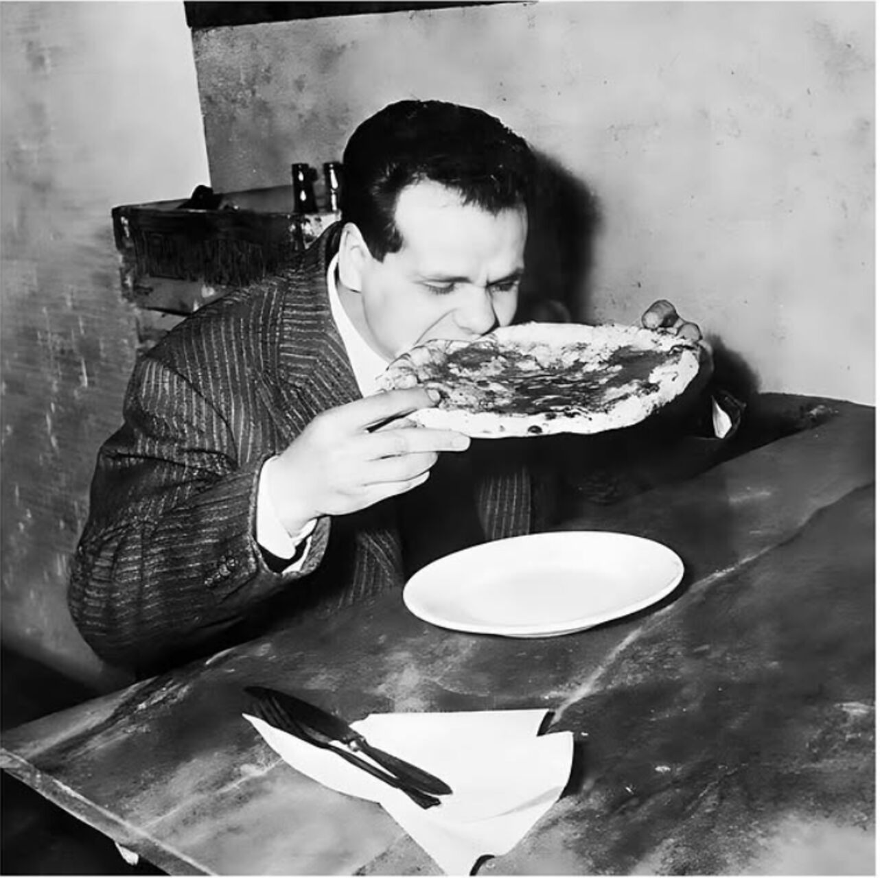 L’élégance d’une époque, la simplicité d’un plaisir : une vraie pizza napolitaine.