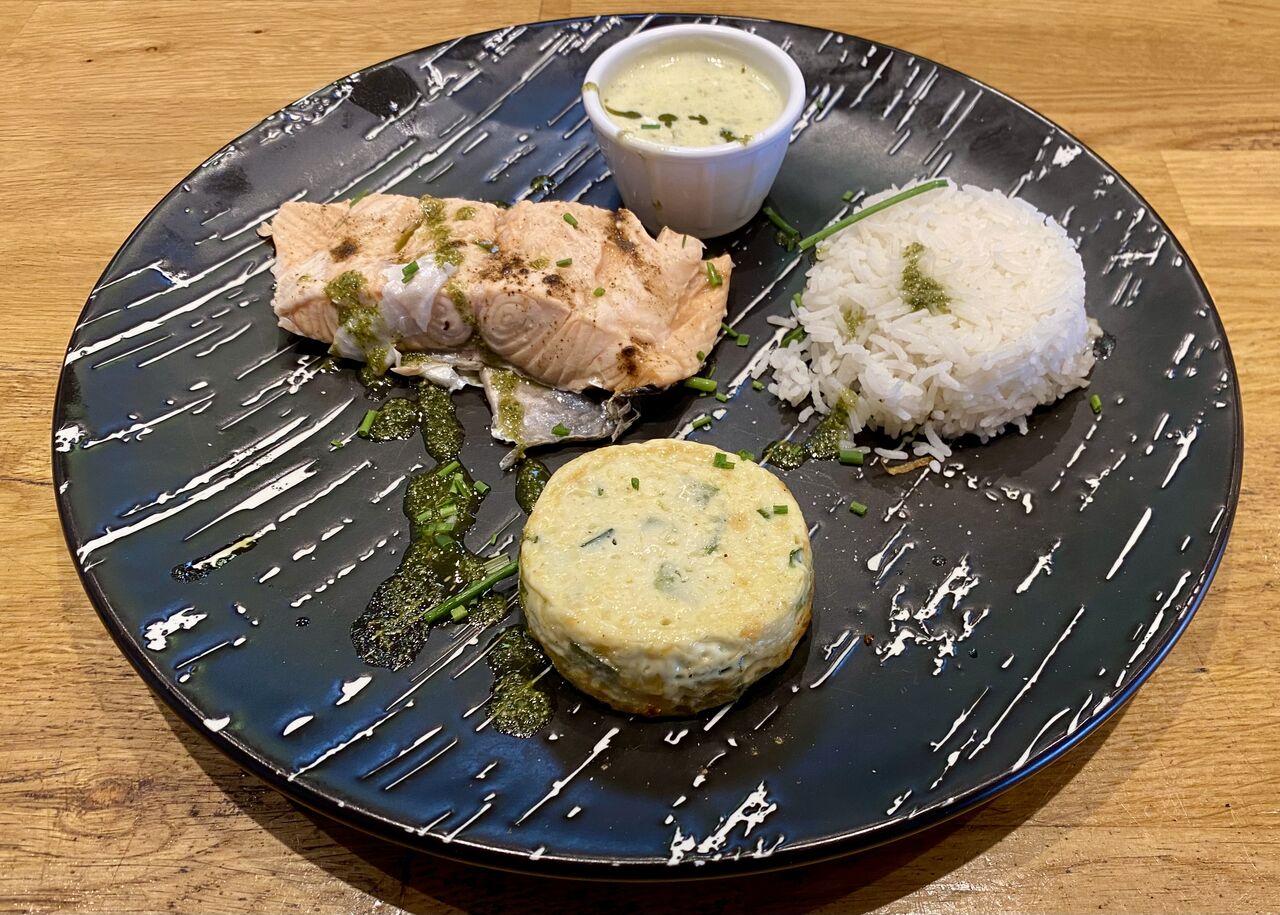 Pavé de saumon, sauce ciboulette 