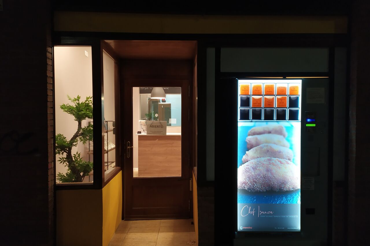 ESCAPARATE AUTOMÁTICO DE CROQUETAS (24 HORAS)