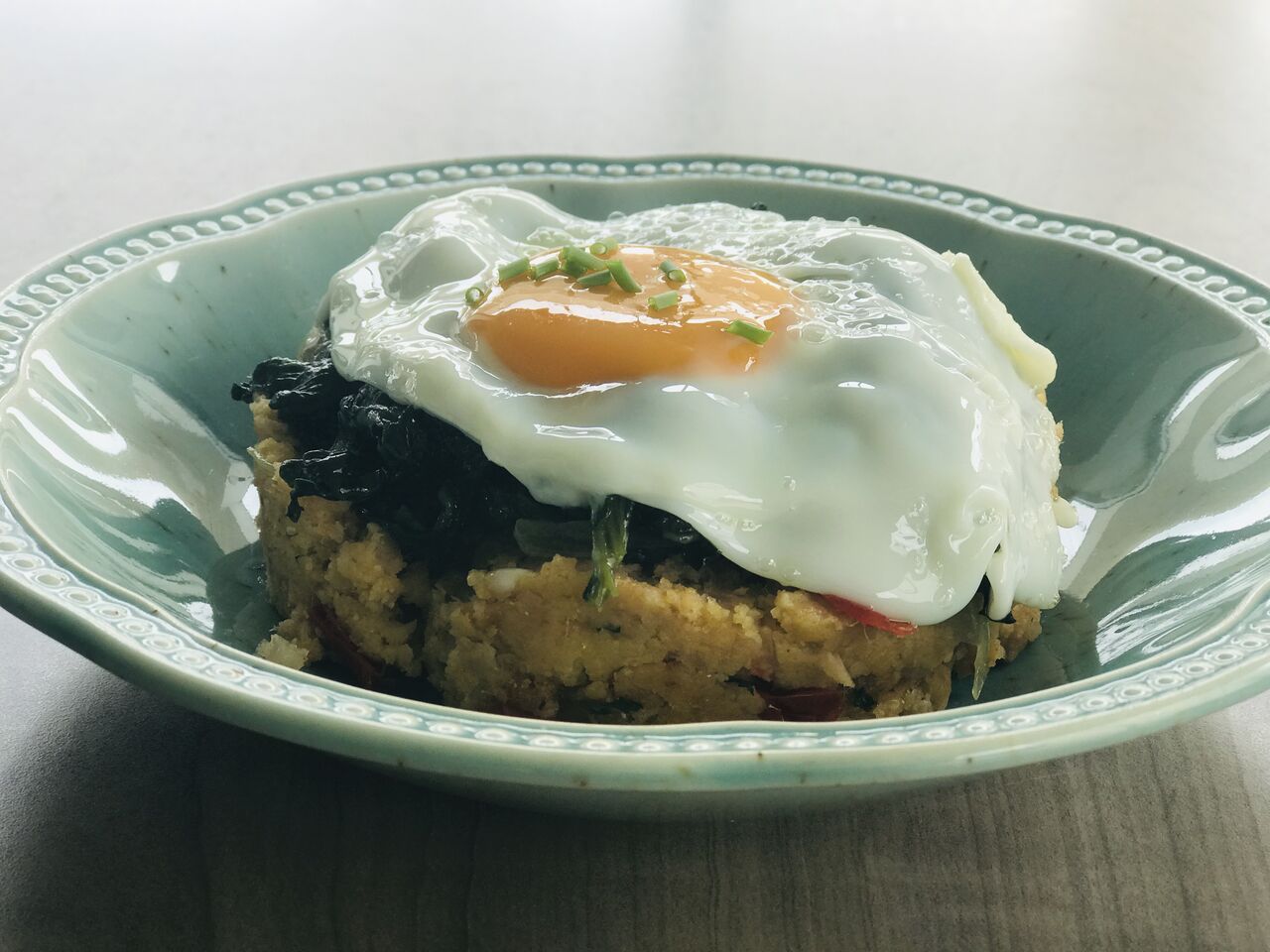 Migas de Alheia de caça com espinafres & ovo frito 