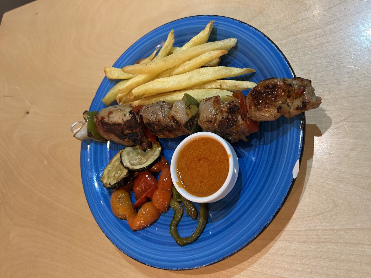 Brocheta de solomillo de cerdo con mojo picón.