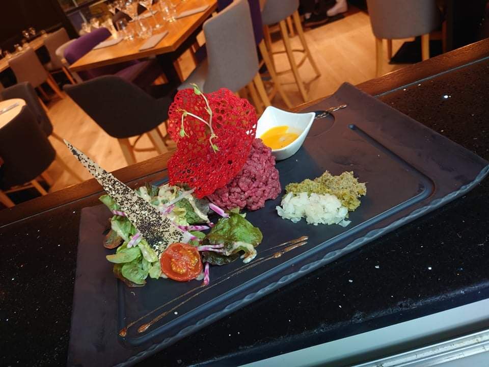 Tartare de boeuf, dans le rumsteck. Accompagné de frites ou de legumes frais du moment. 👍👌