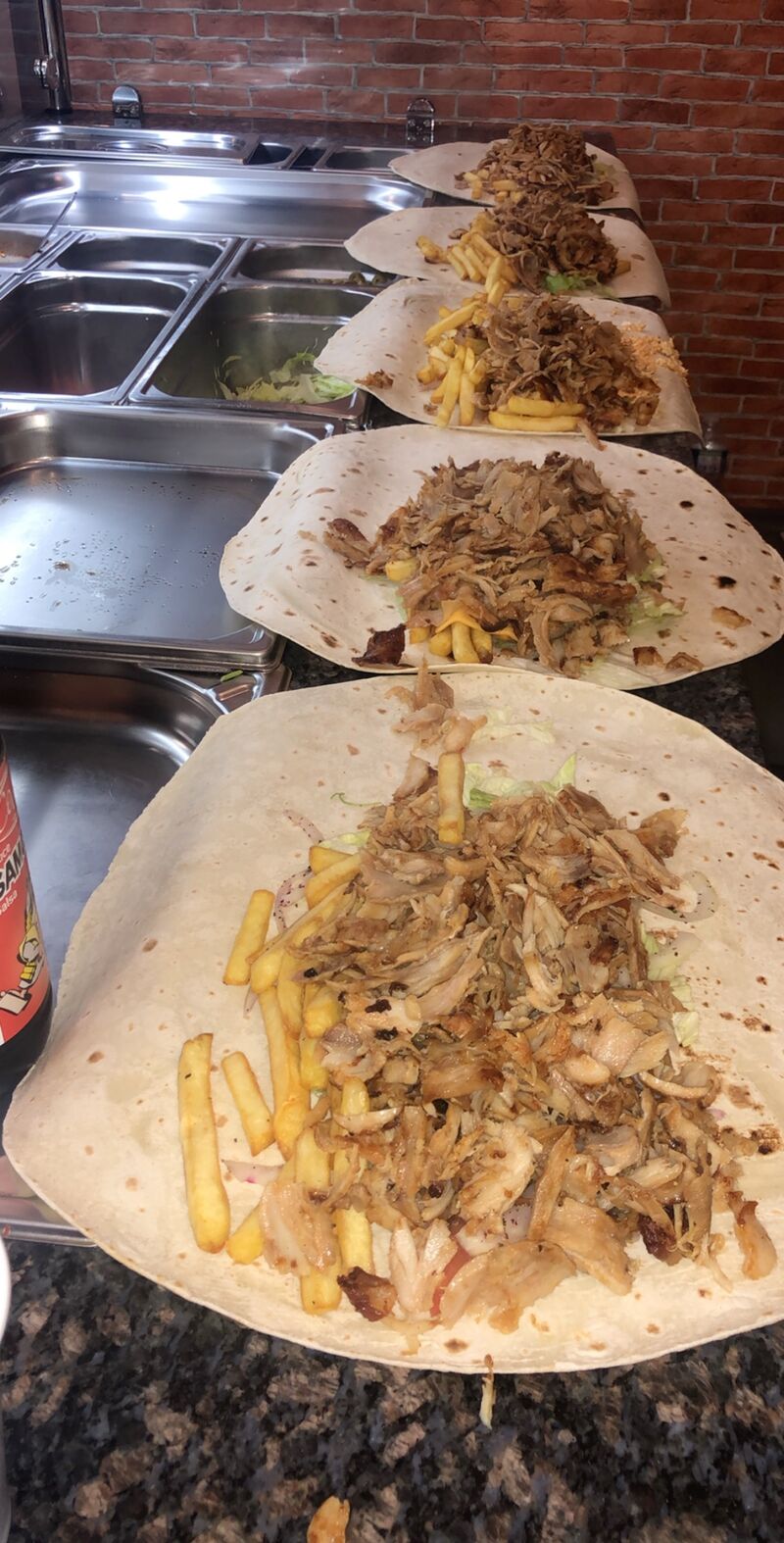 Étape 3 : Préparation des kebab galettes visible sur place à travers notre vitrine. 